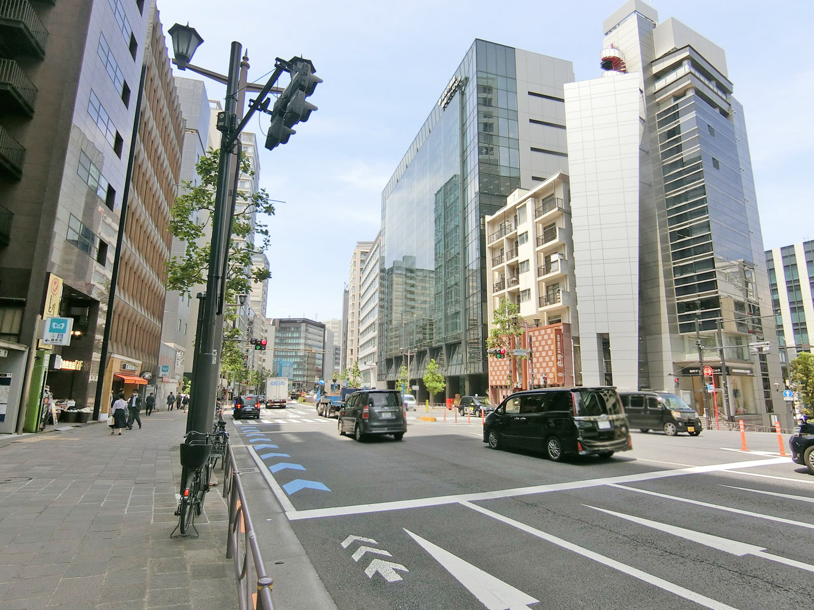 近くの新宿通り