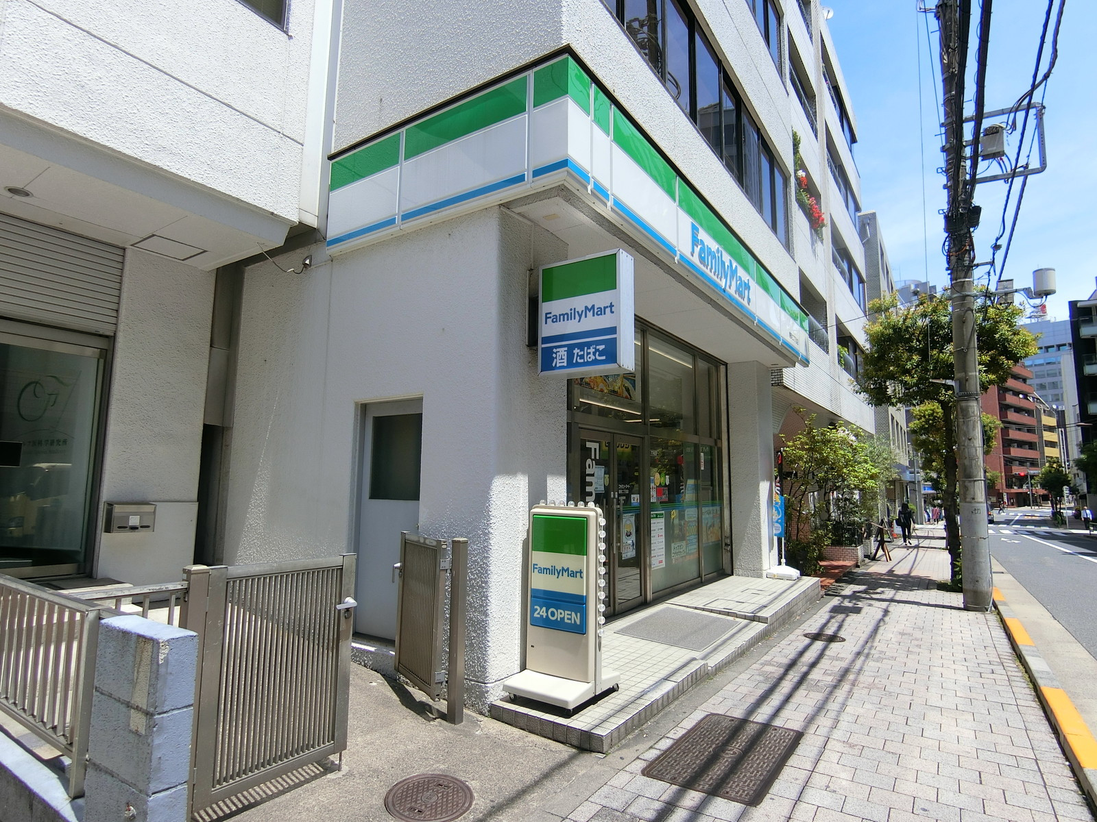 徒歩1分のファミリーマート 麹町二丁目店