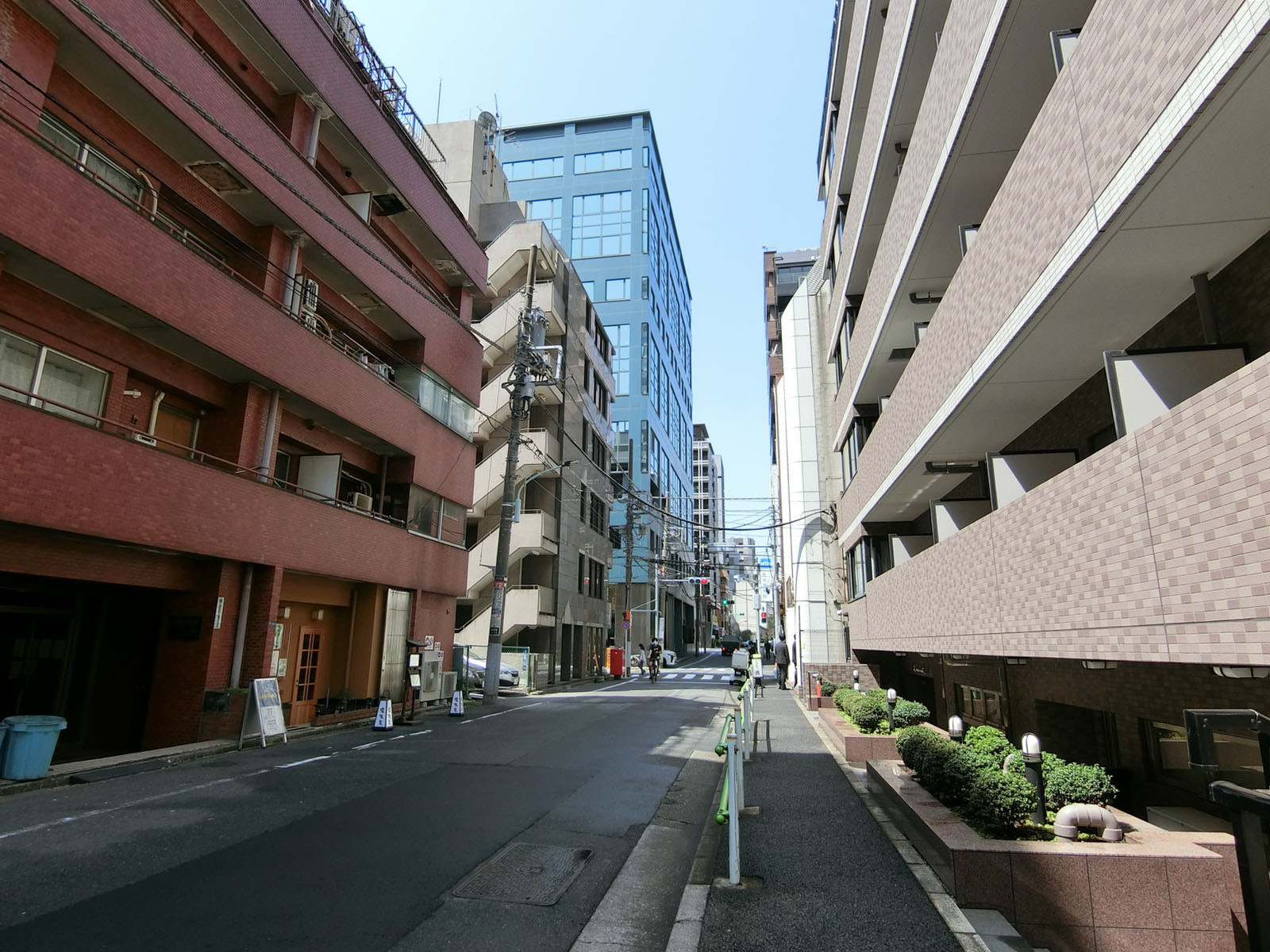 第2長谷川ビル前面の通り
