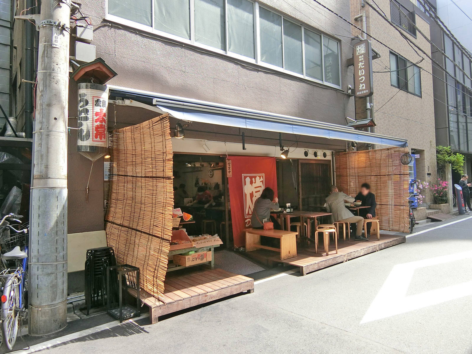 斜め向かいのだいつねうどん銀座本店