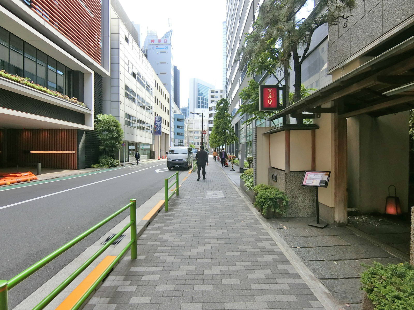 銀座花蝶ビル前面の銀中通り