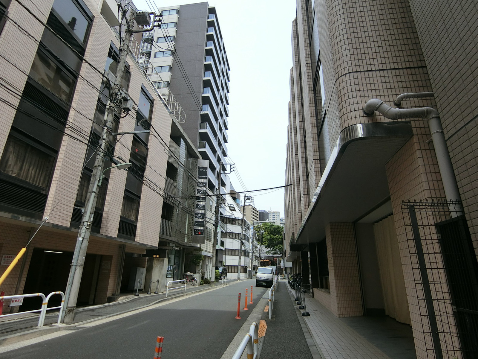 エムアイビル前面の通り