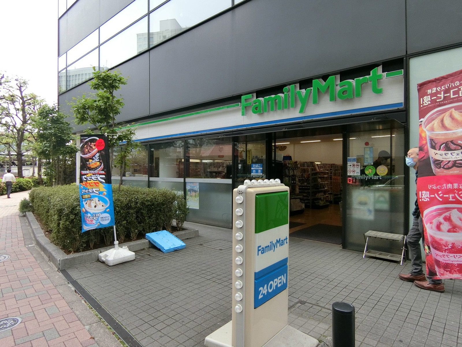 徒歩2分のファミリーマート