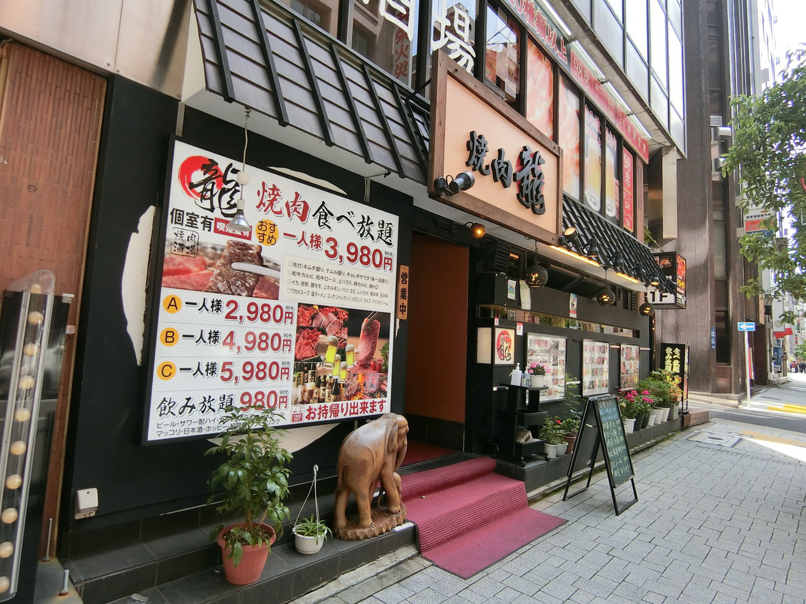 周辺には飲食店が点在