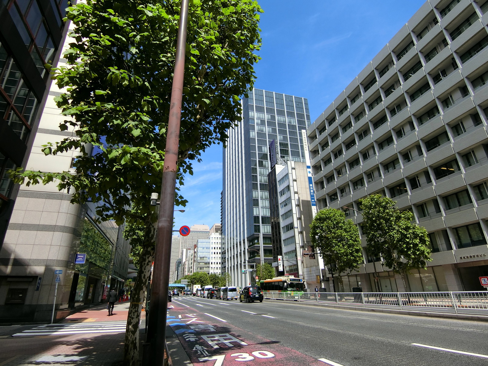 日本生命新橋ビル前面の通り