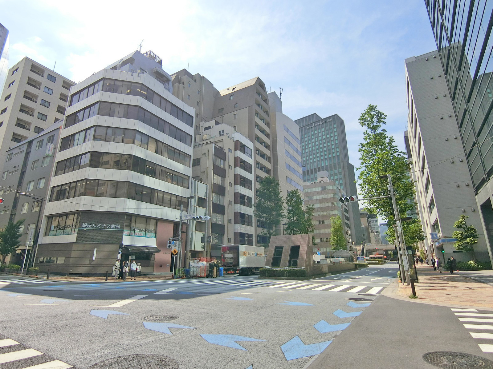 中央市場通り沿いに立地