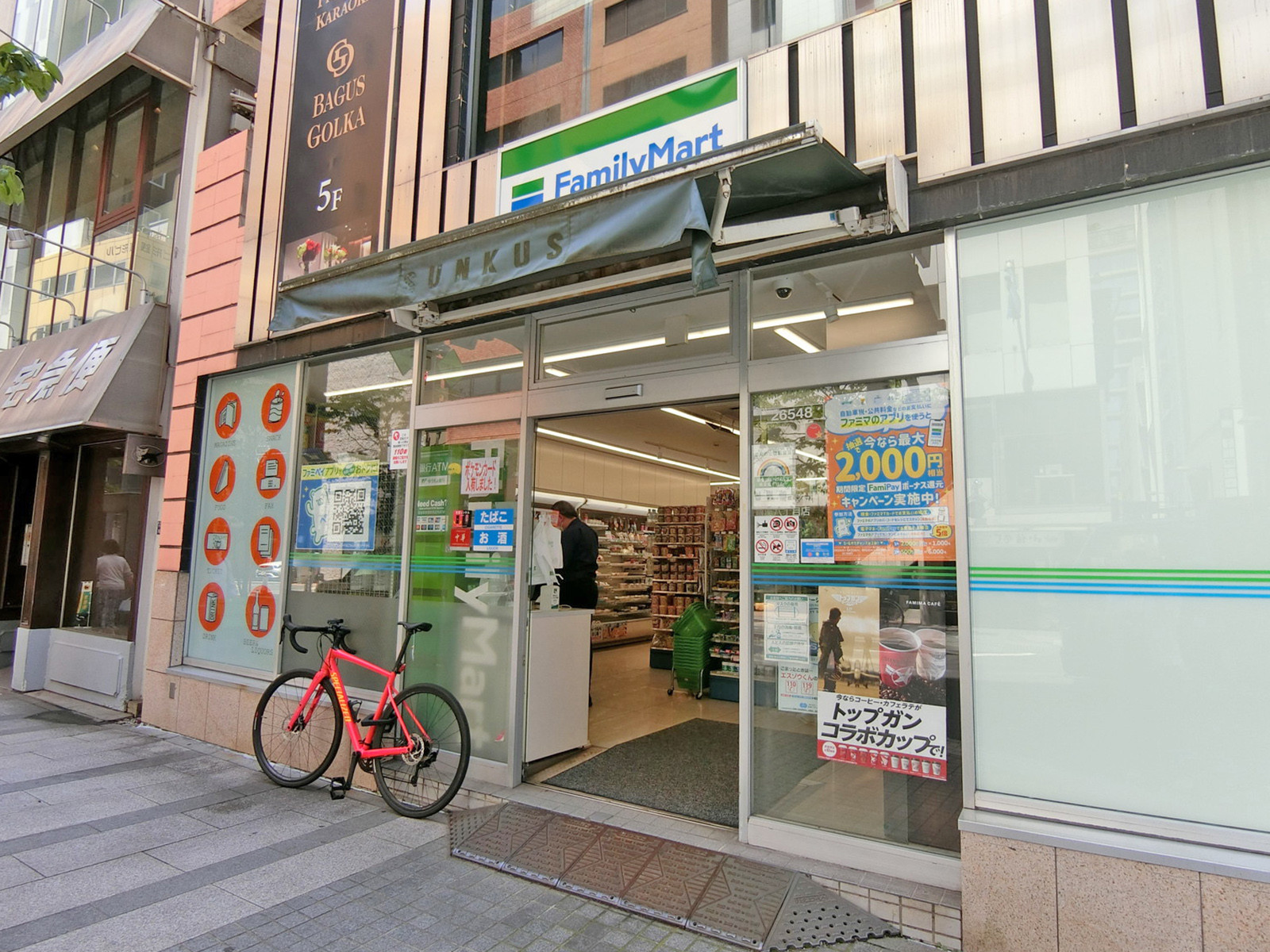 徒歩1分のファミリーマート銀座八丁目店