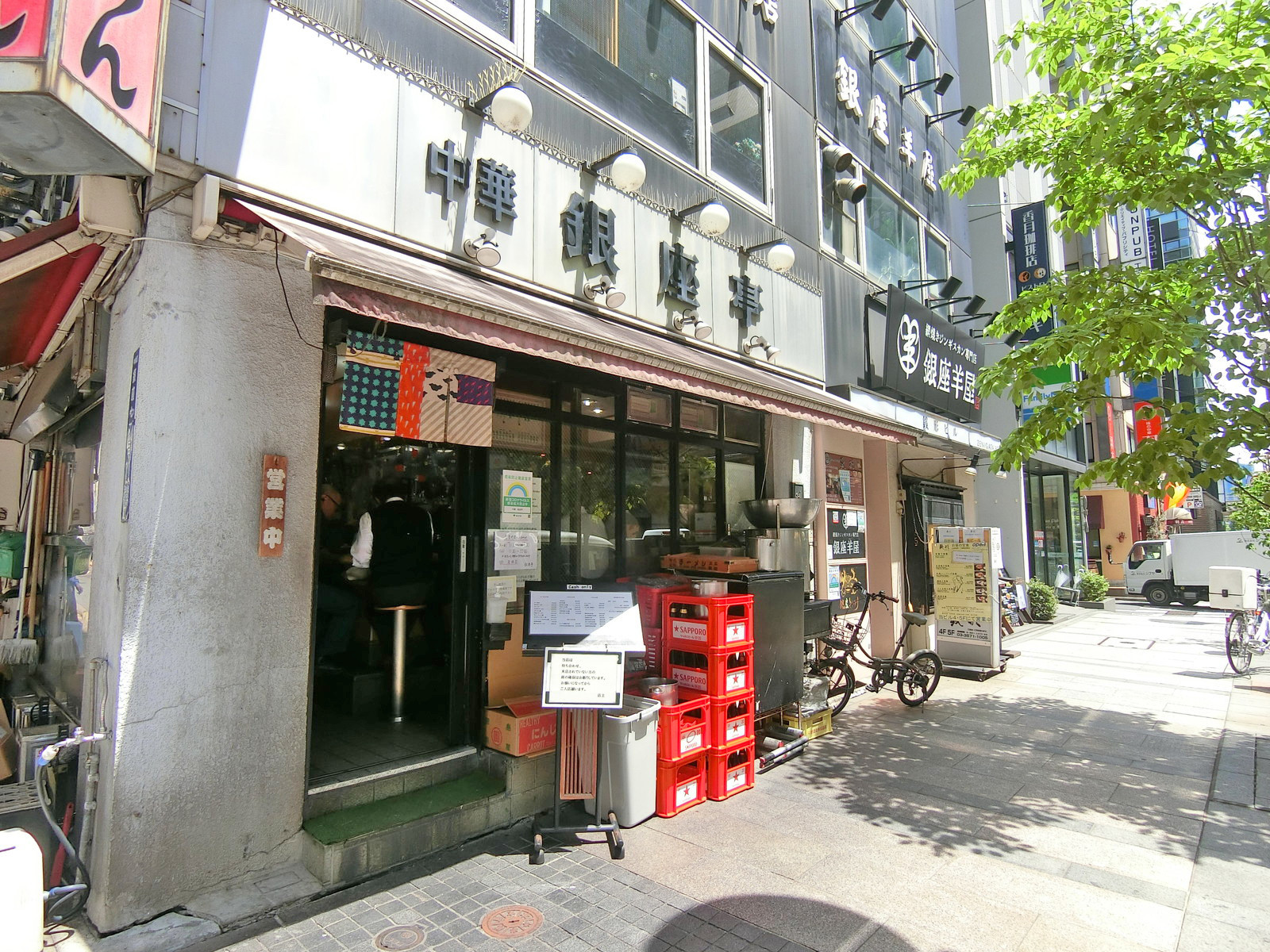 付近には飲食店が充実