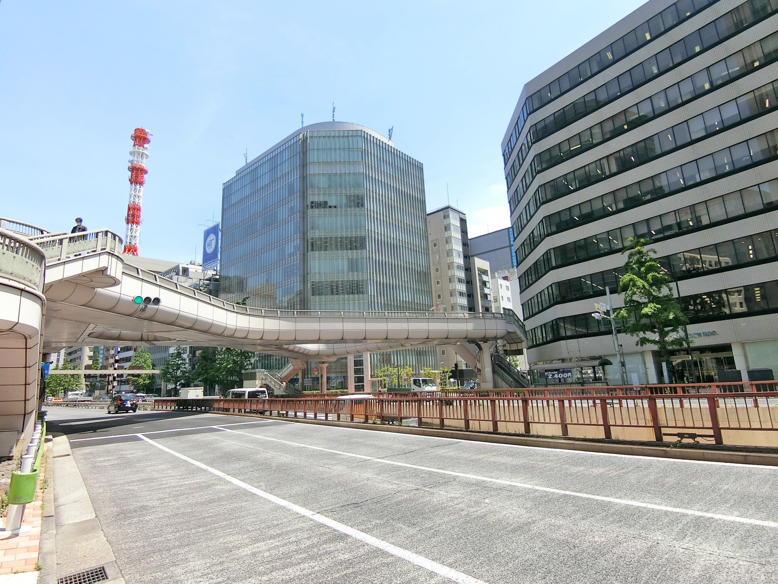 昭和通り沿いに立地