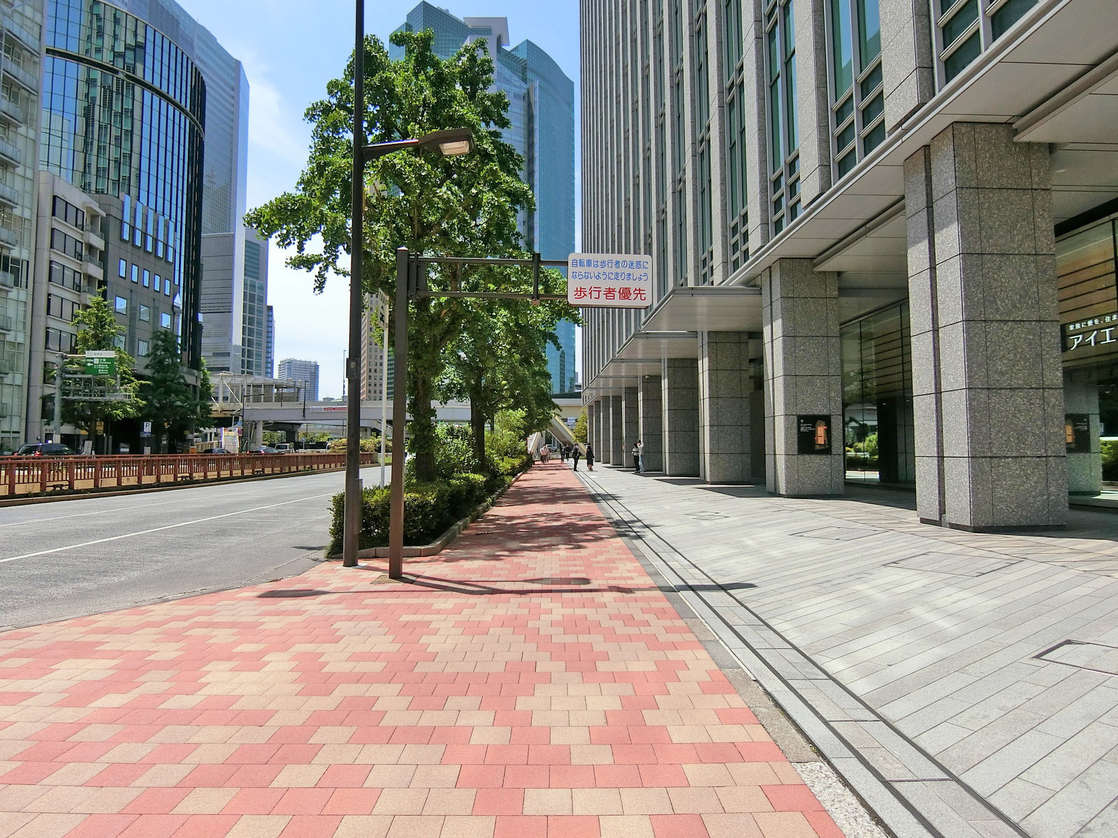 銀座三井ビルディング前面の通り