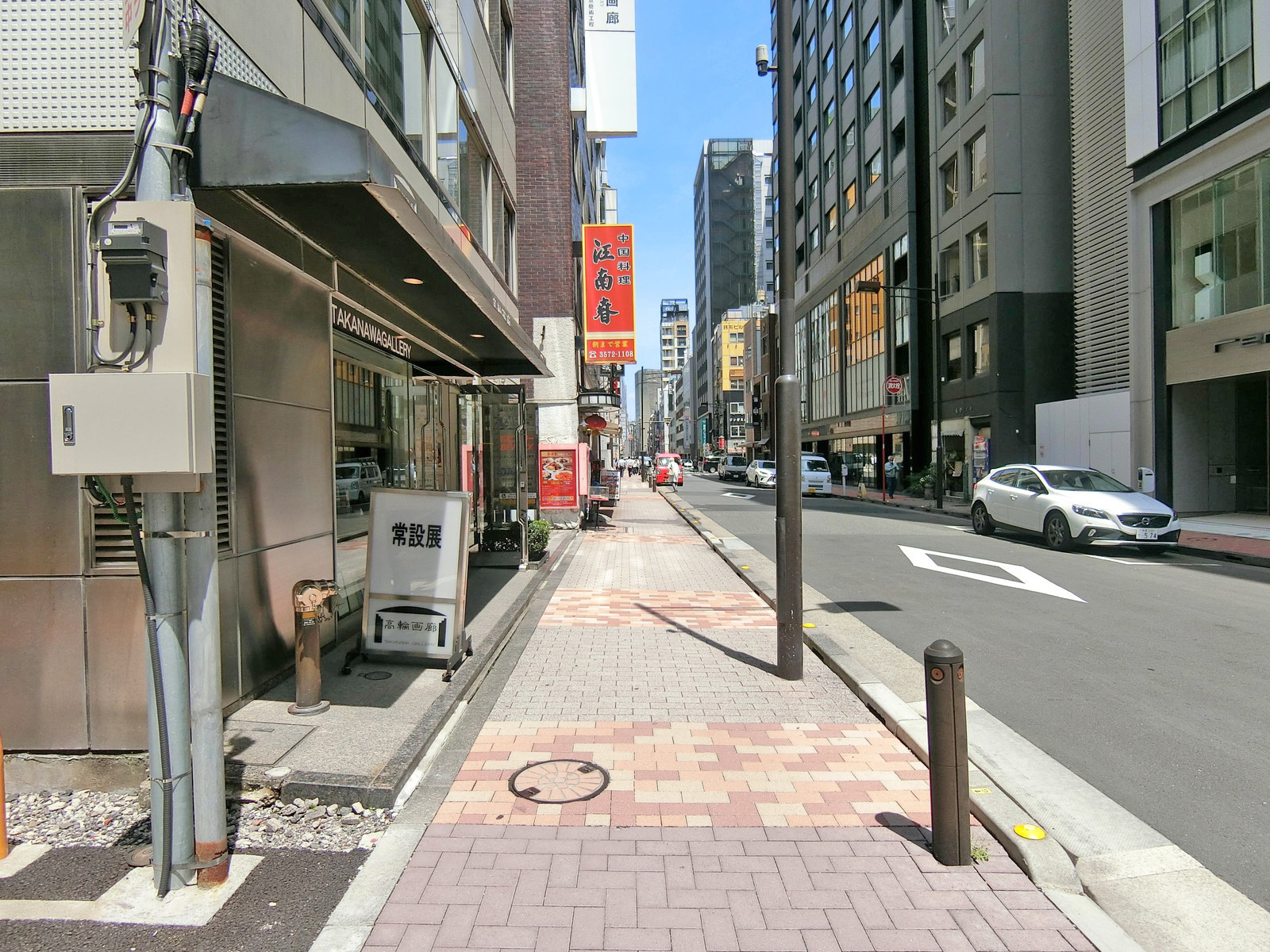 東成ビル前面の通り