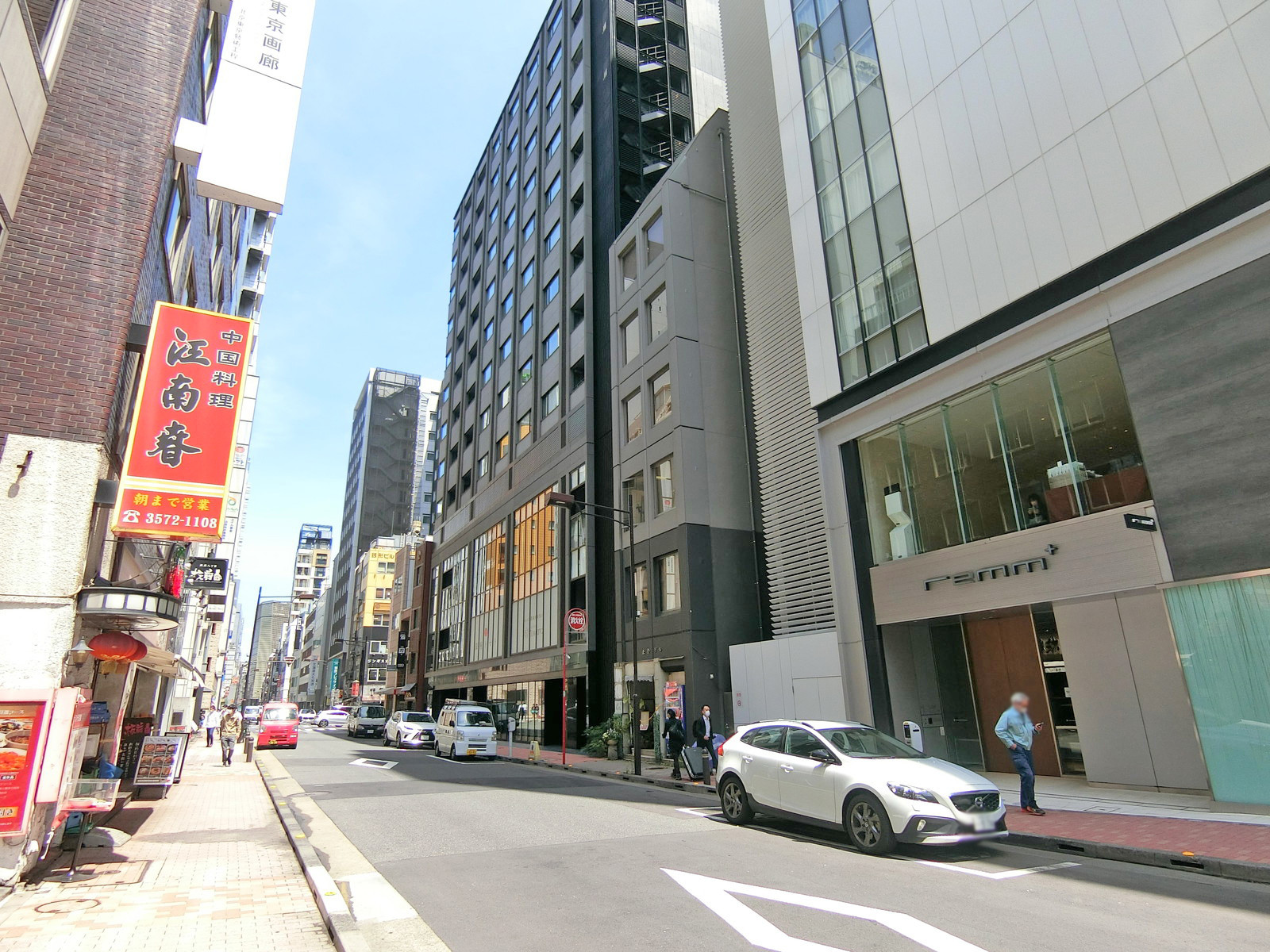 周辺はオフィスや店舗が多いエリア