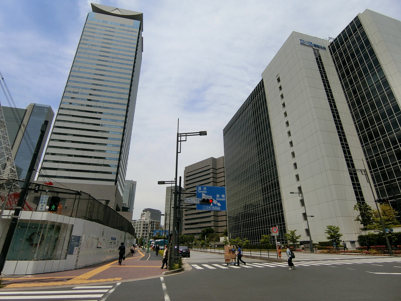 商船三井ビル前面の通り