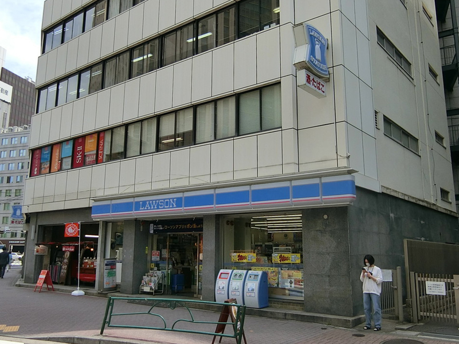 徒歩2分のローソン 虎ノ門琴平店