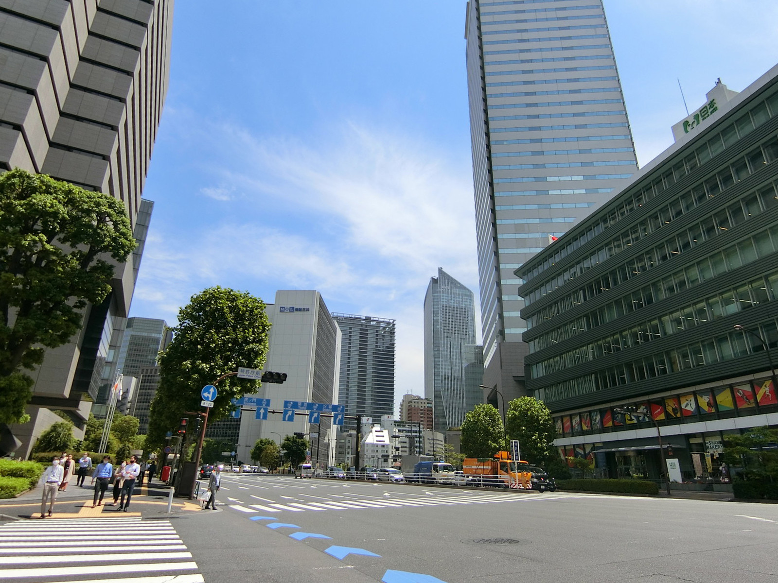 明産溜池ビル前面の外堀通り