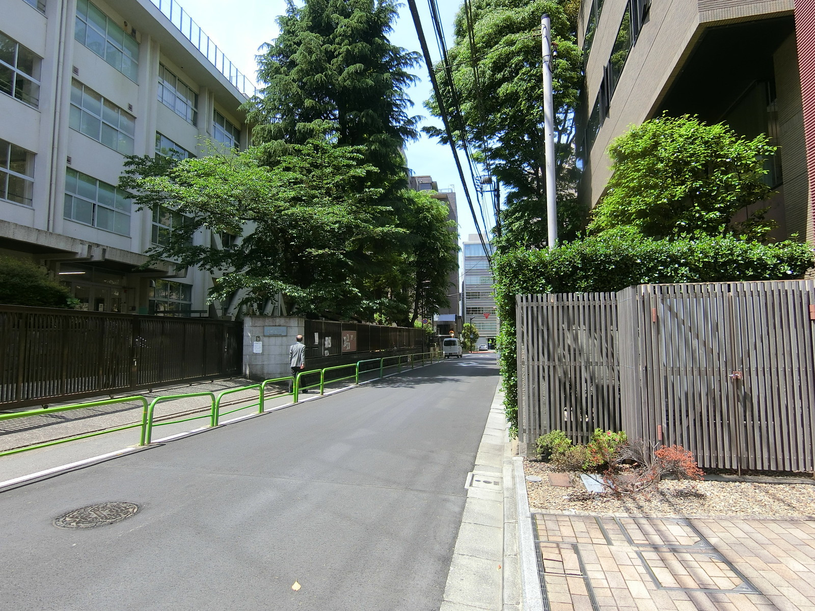 東越六番町ビル前面の通り