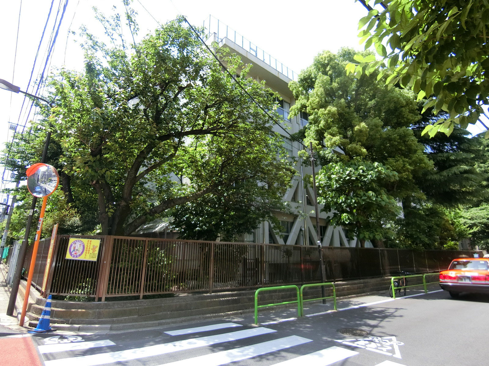 ビル前の千代田区立番町小学校