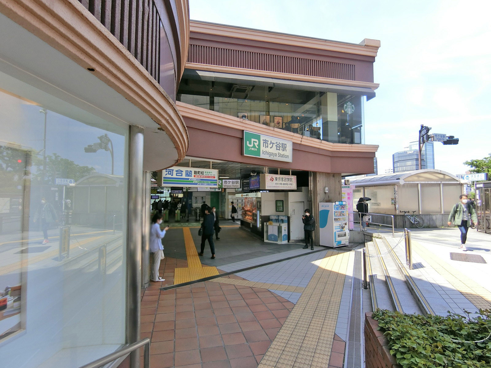 最寄りの「市ヶ谷駅」