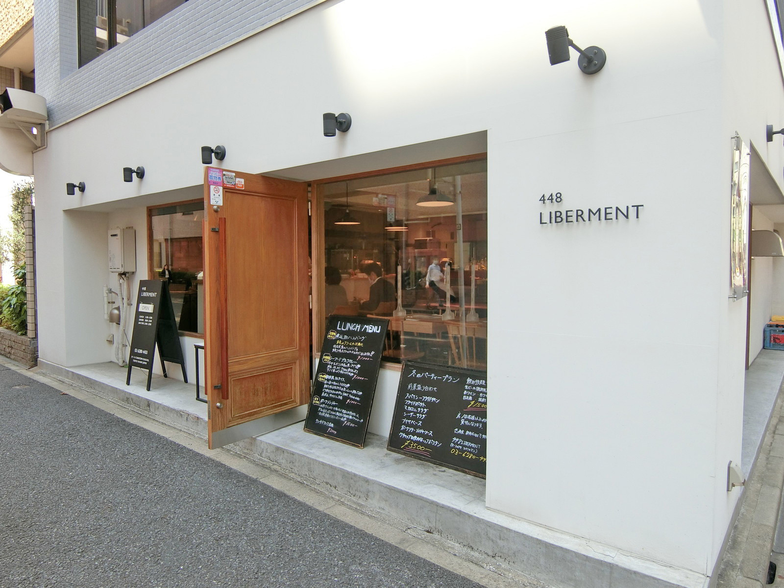 向かいのレストラン「448リベルマン」