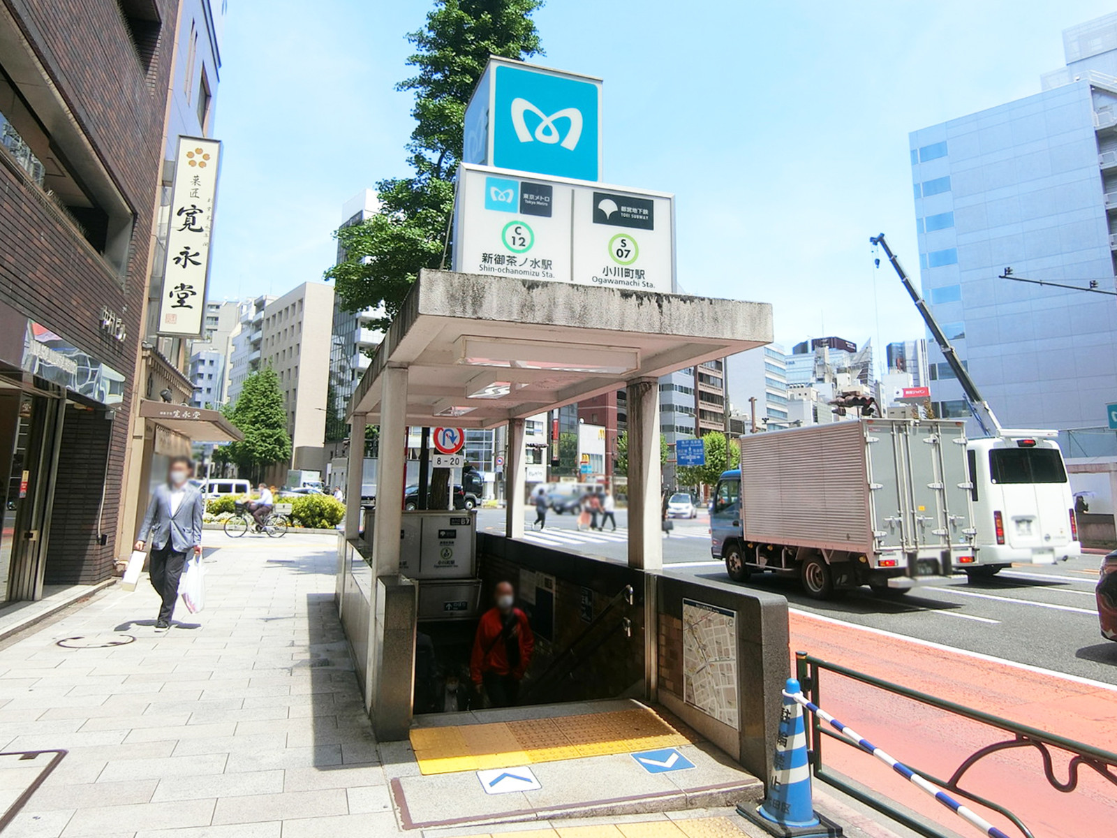最寄りの「新御茶ノ水駅」