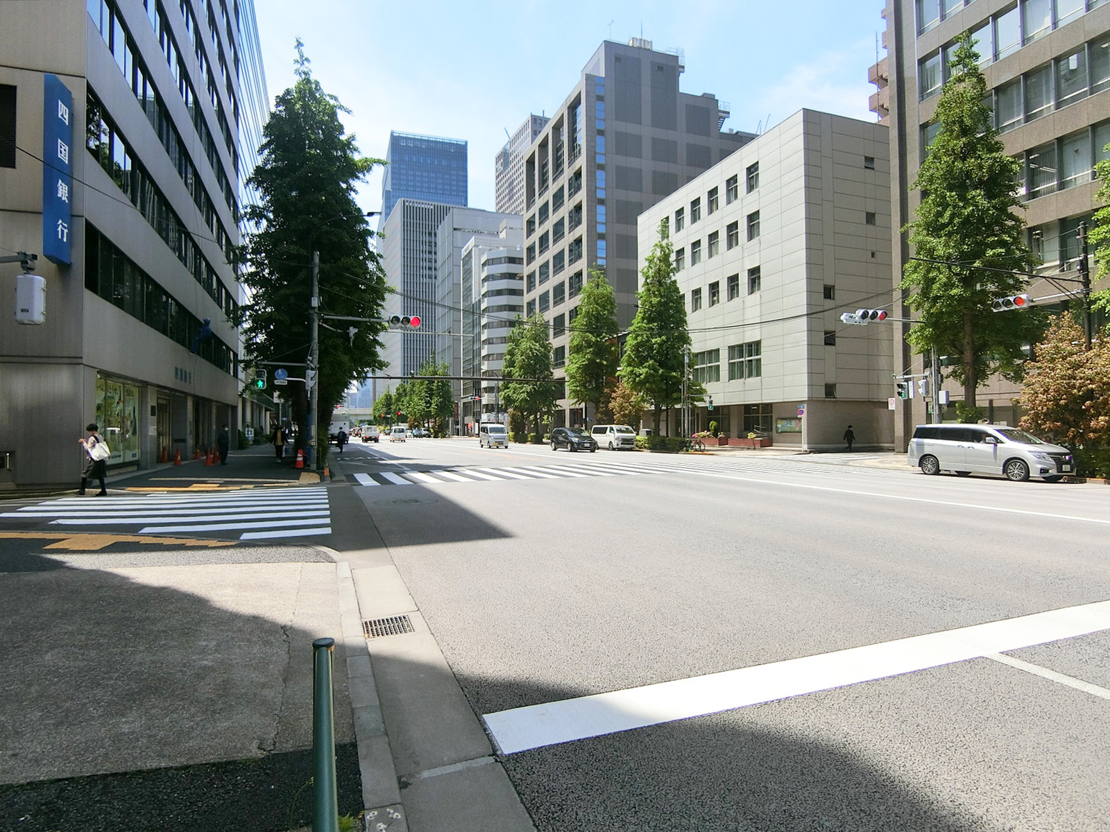 四国ビル別館前面の本郷通り