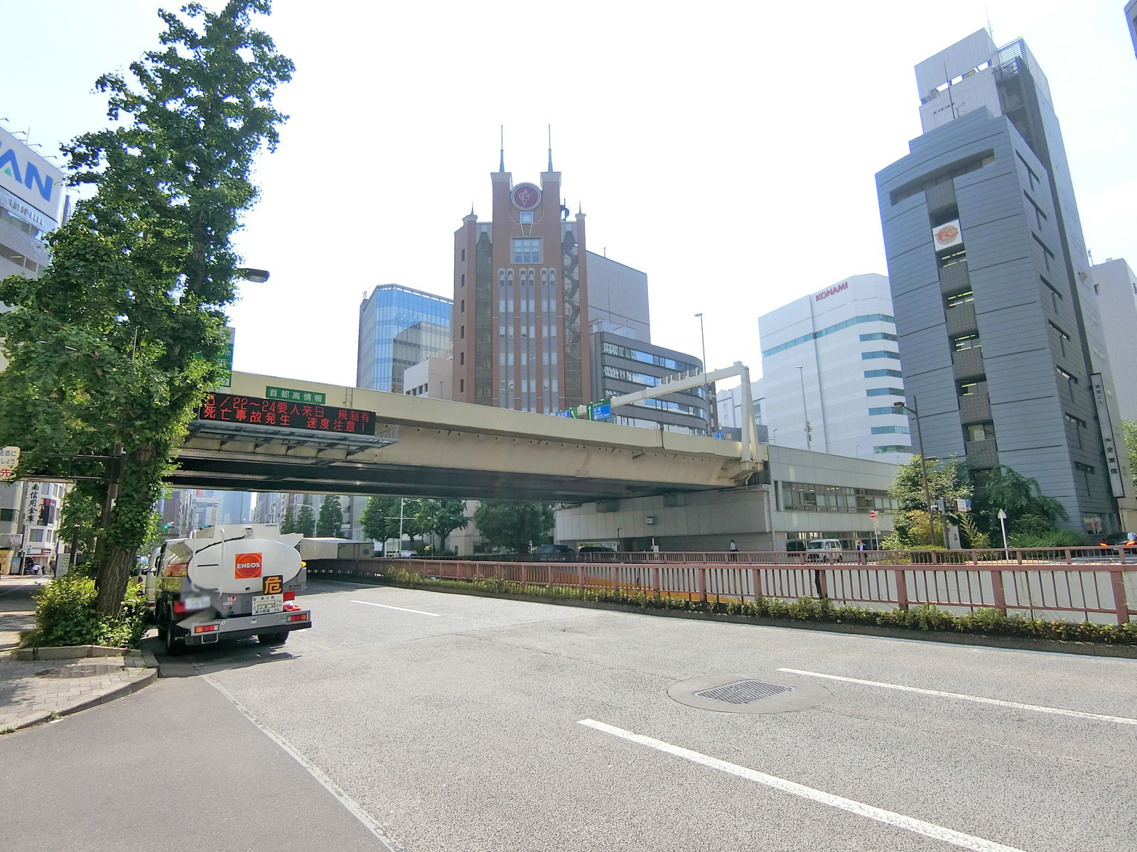 周辺はオフィスや店舗が多いエリア