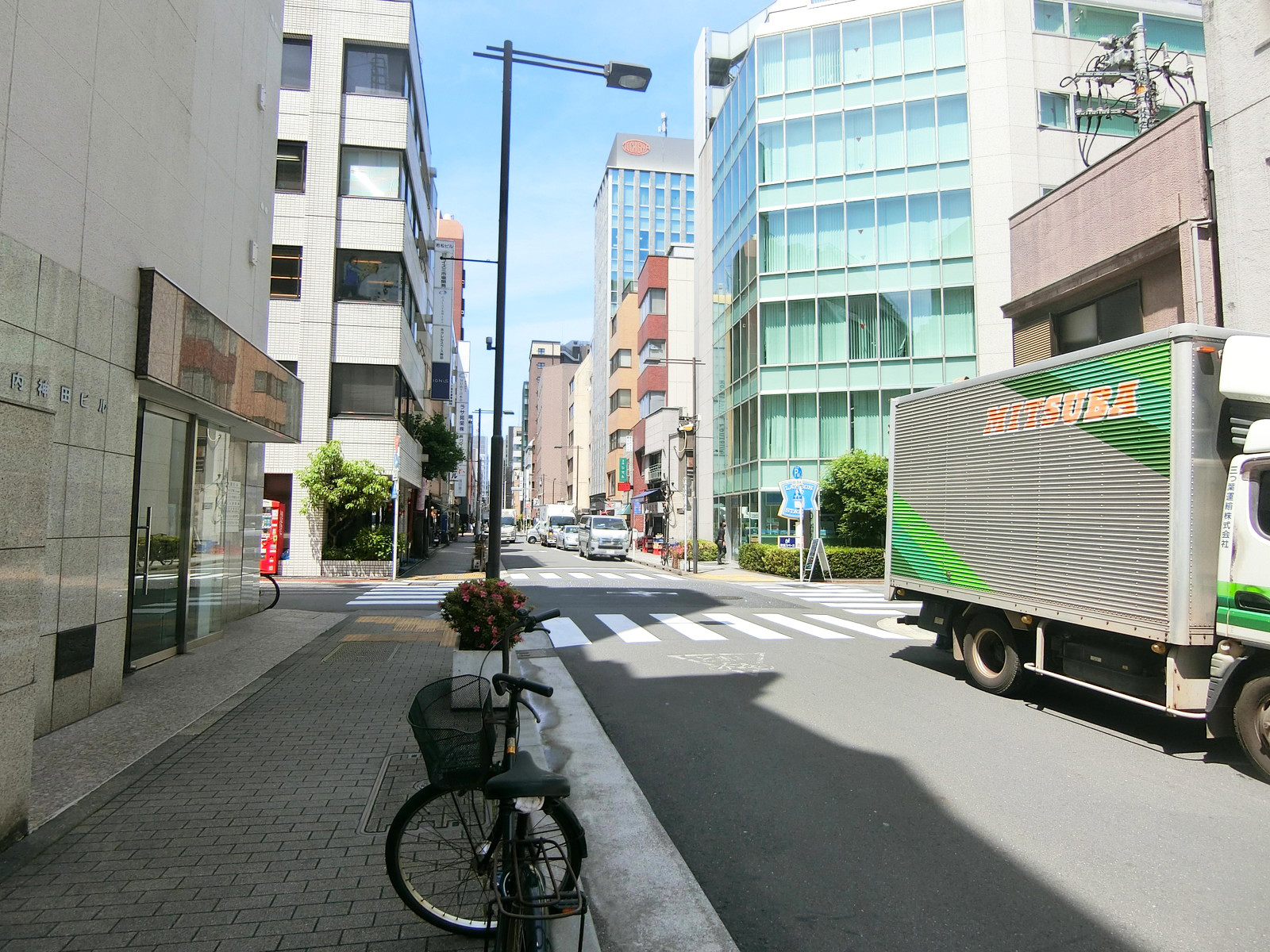 第15岡崎ビル前面の内神田中央通り