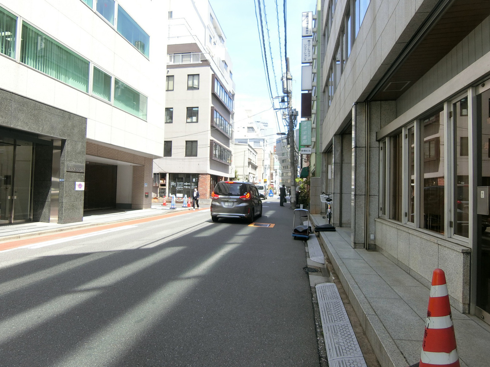 山口ビル前面の出世不動通り