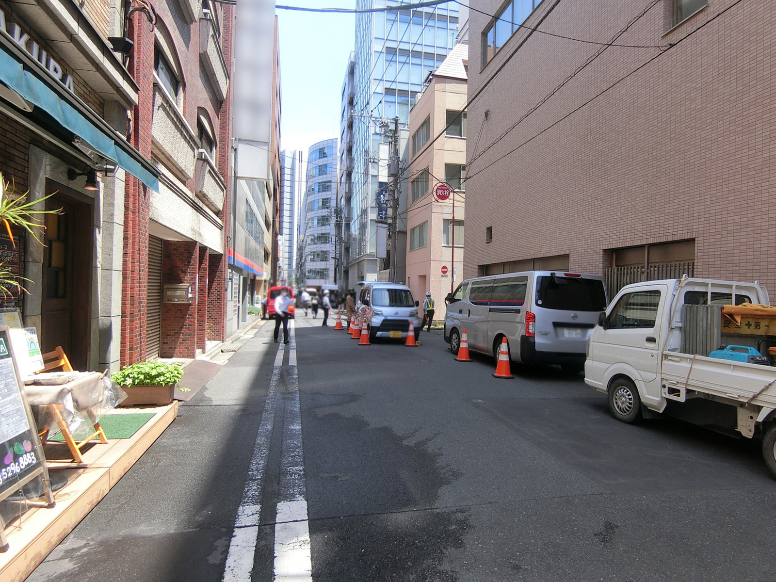 神田クレストビル前面の通り