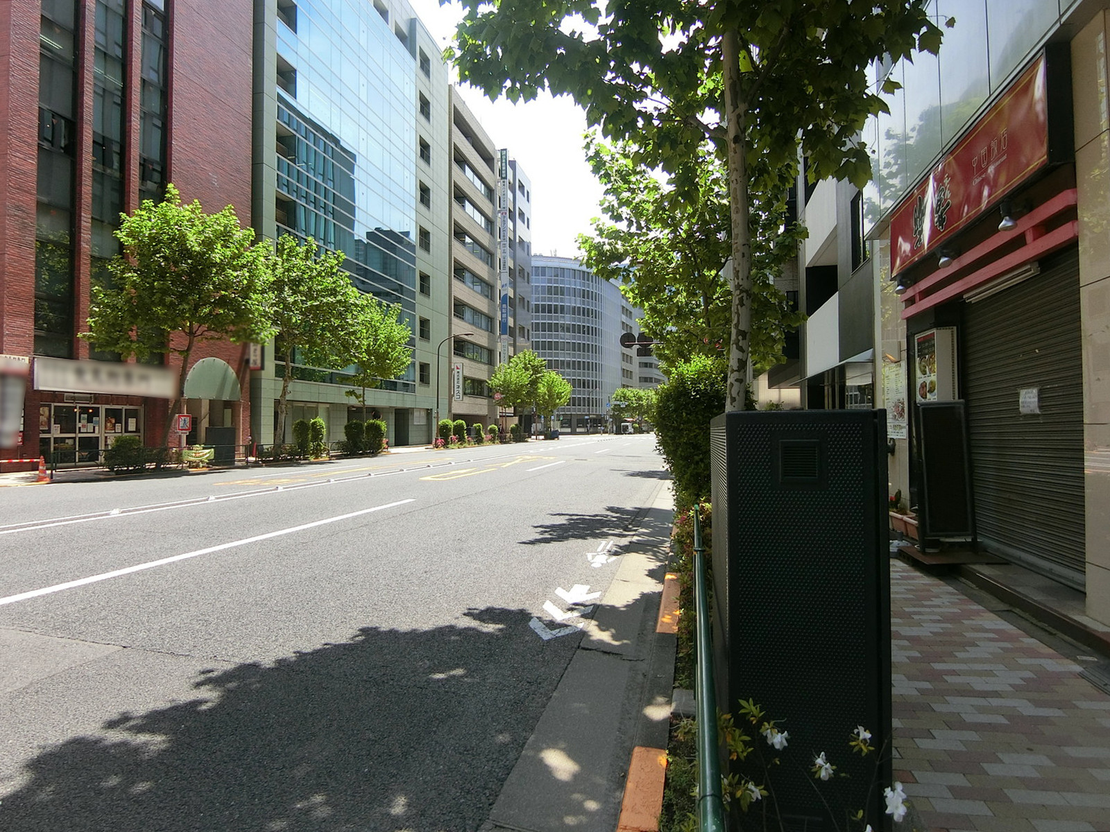 明治安田損害保険ビル前面の外堀通り