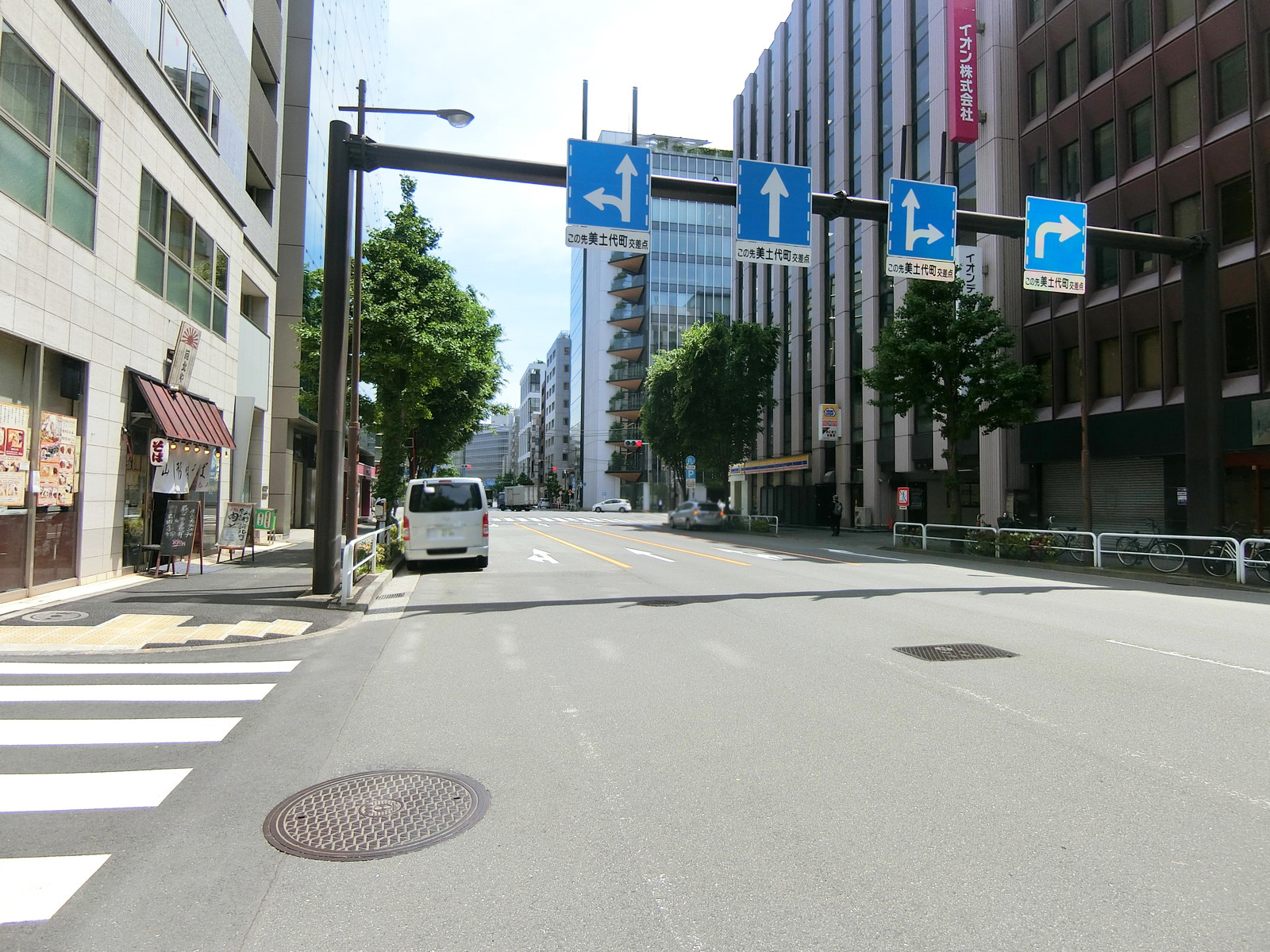 竹橋ビル前面の神田警察通り
