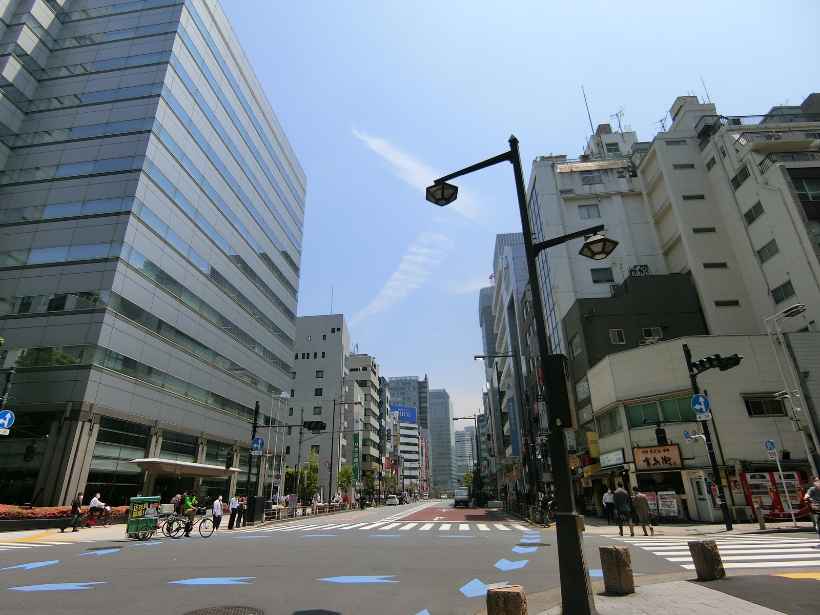 オフィスビル前面の通り