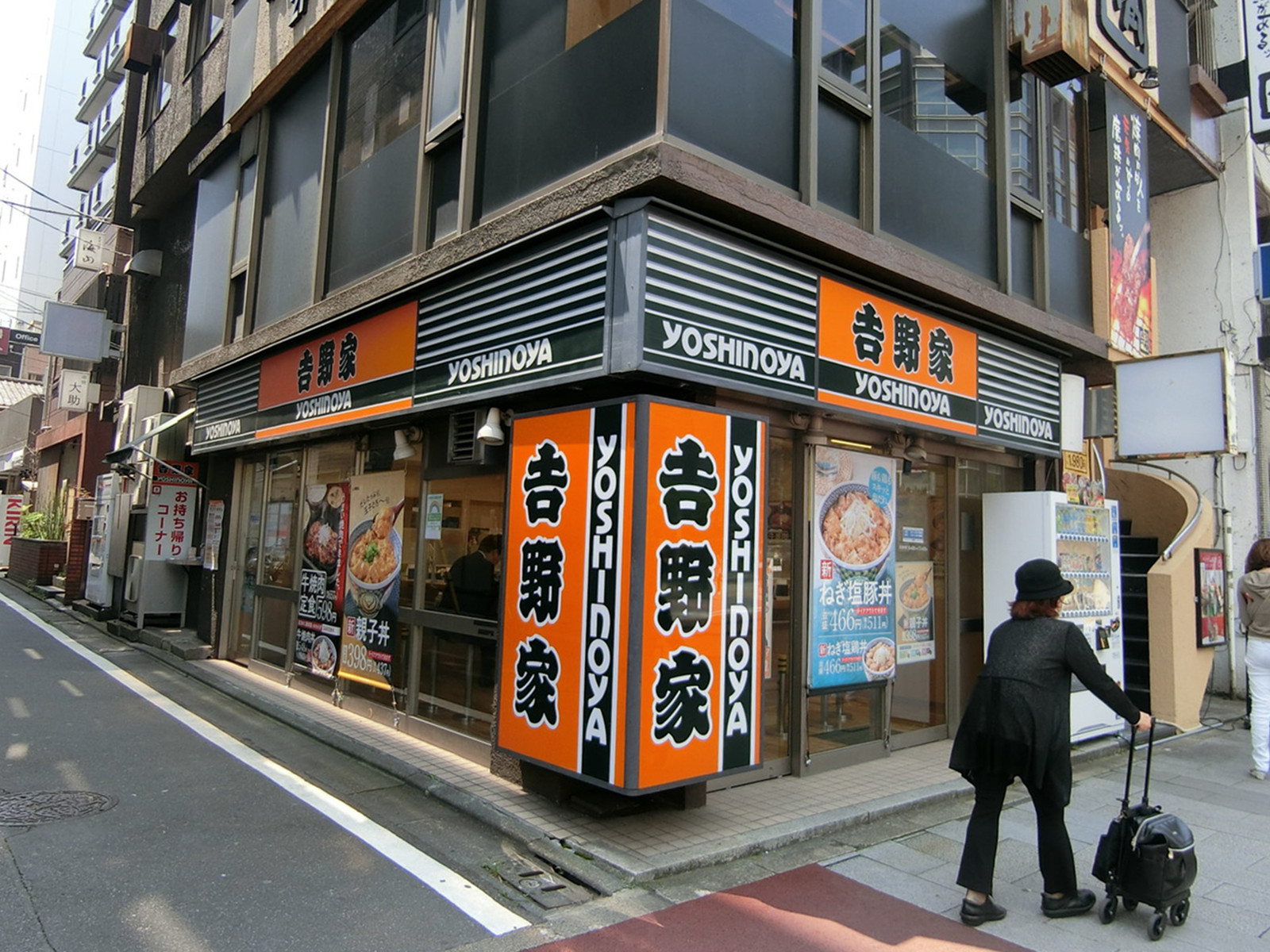 周辺には飲食店が点在