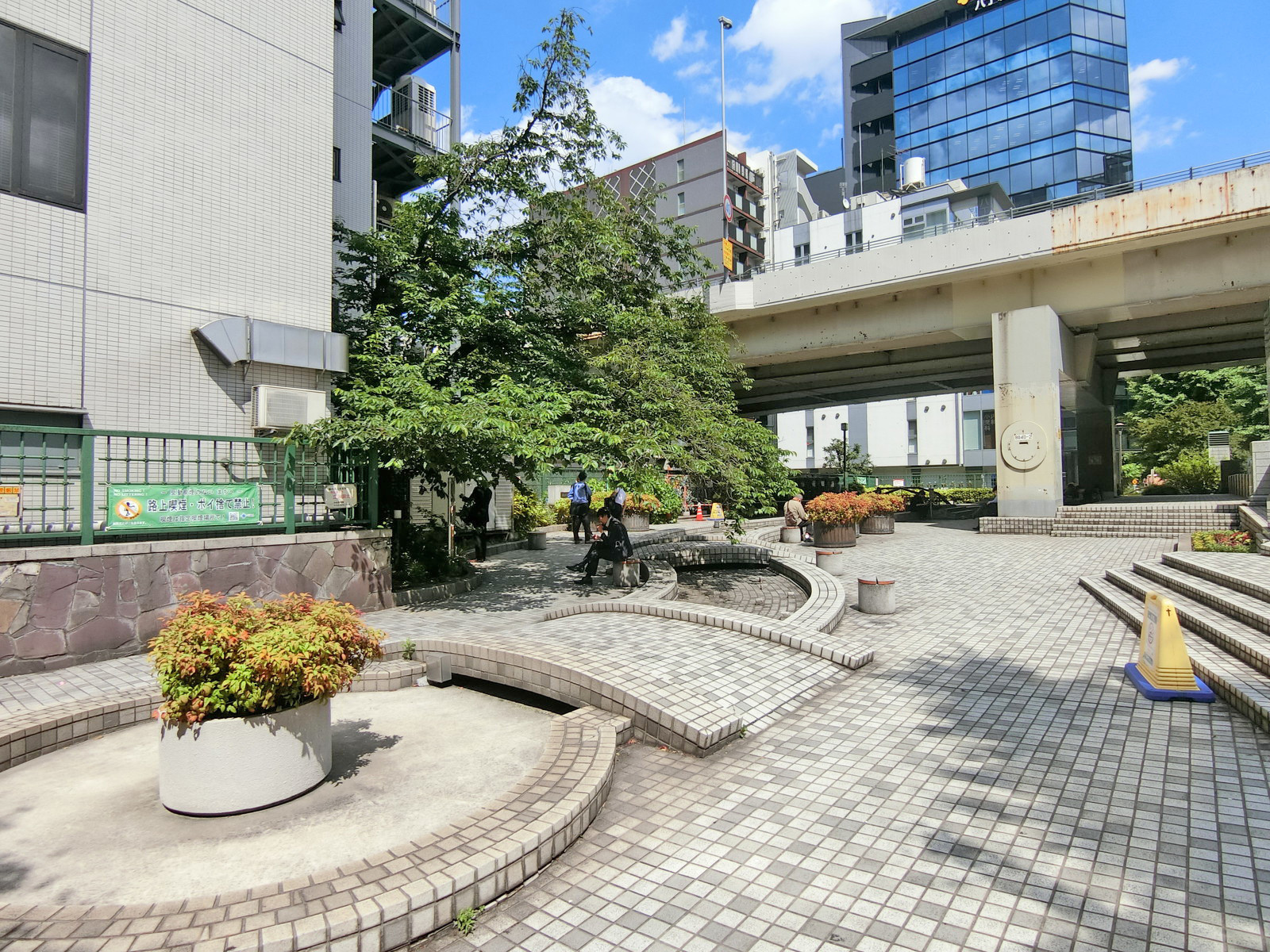 徒歩1分の楓川弾正橋北西児童公園