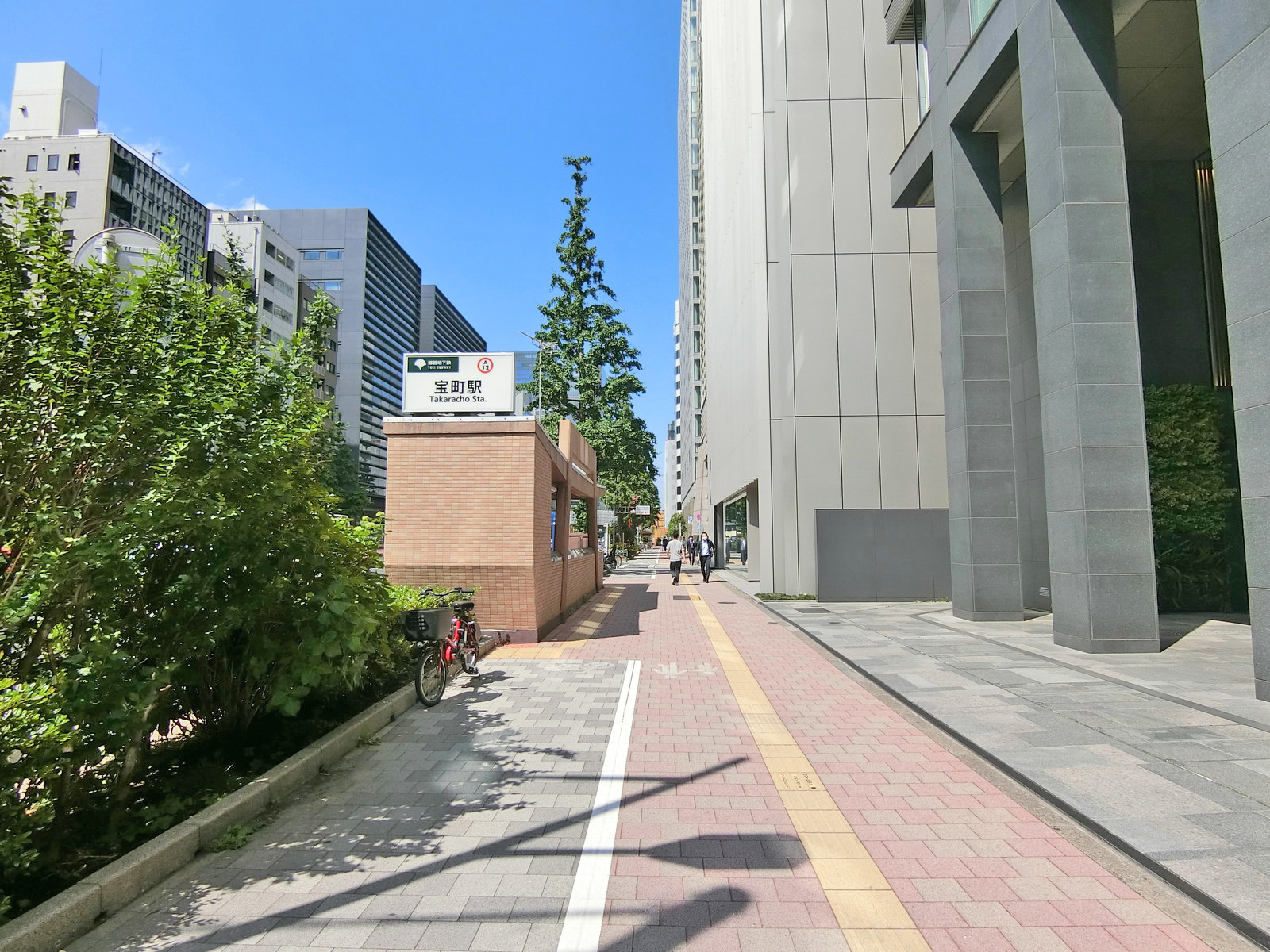京橋MIDビル前面の通り
