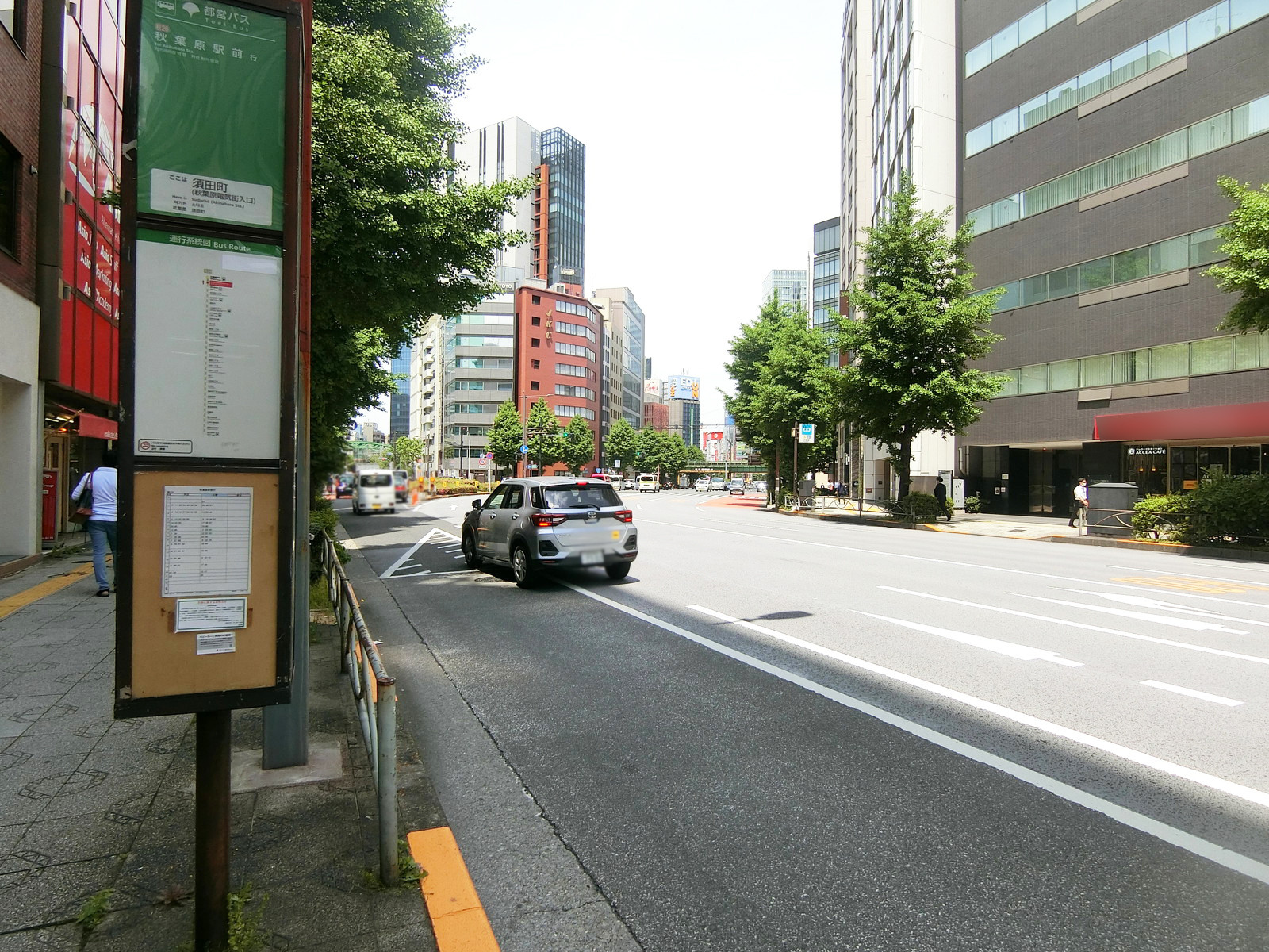 ヒューリック神田ビル前面の中央通り