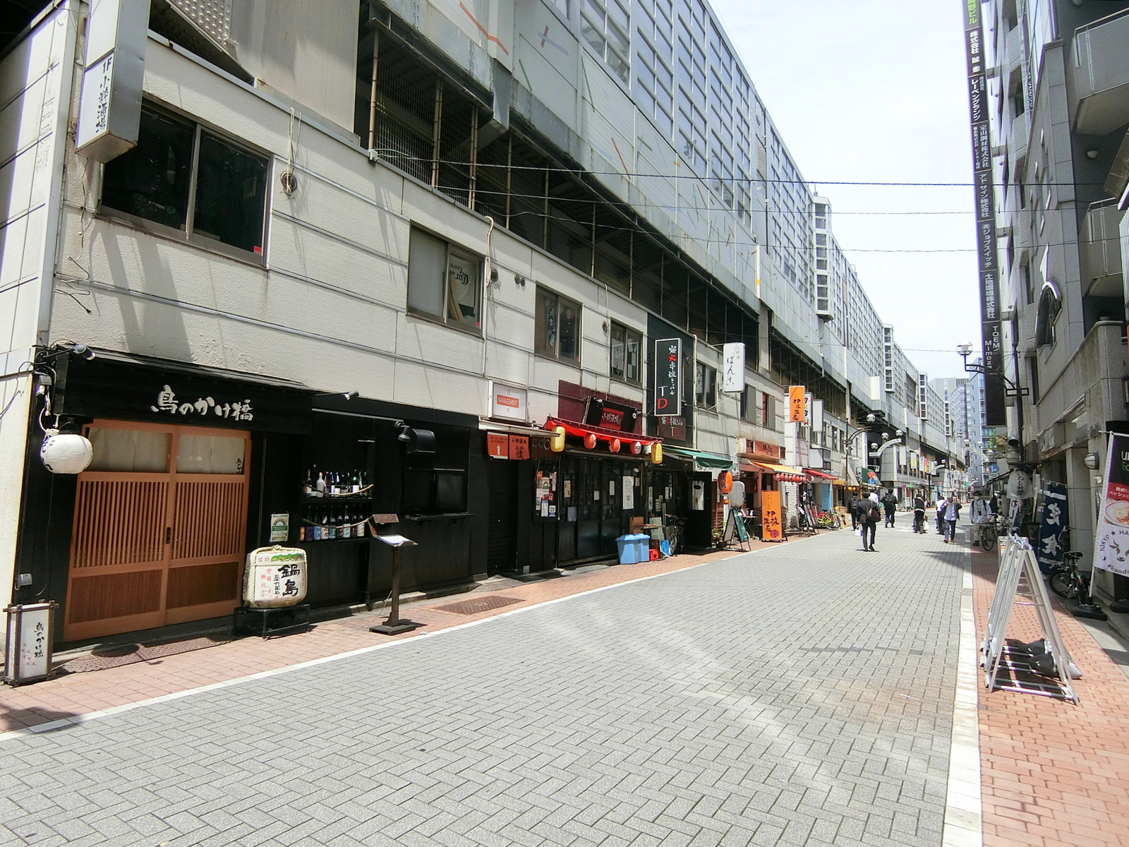 周辺は飲食店が充実したエリア