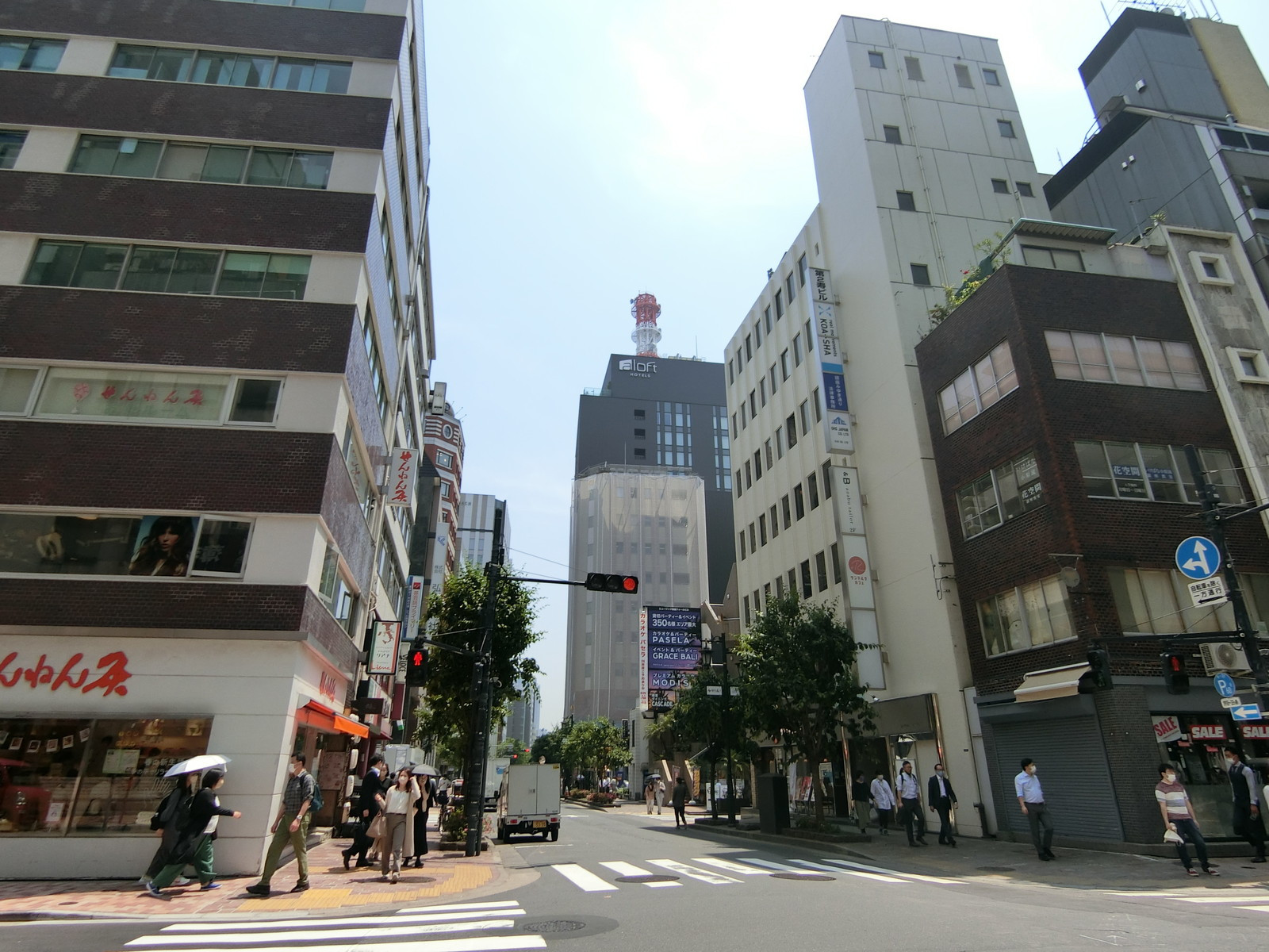 御幸ビル前面の通り