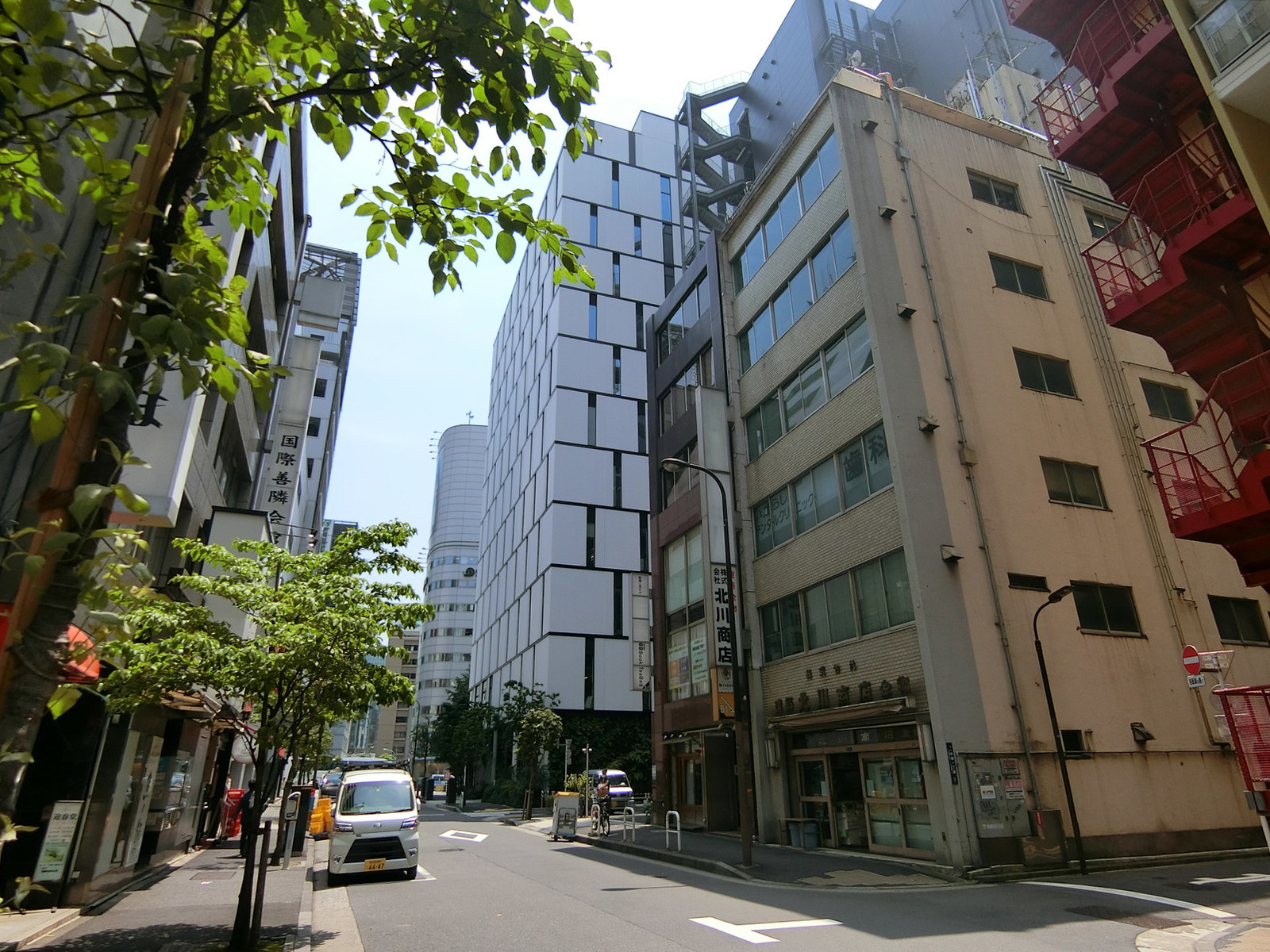 国際善隣会館前面の通り