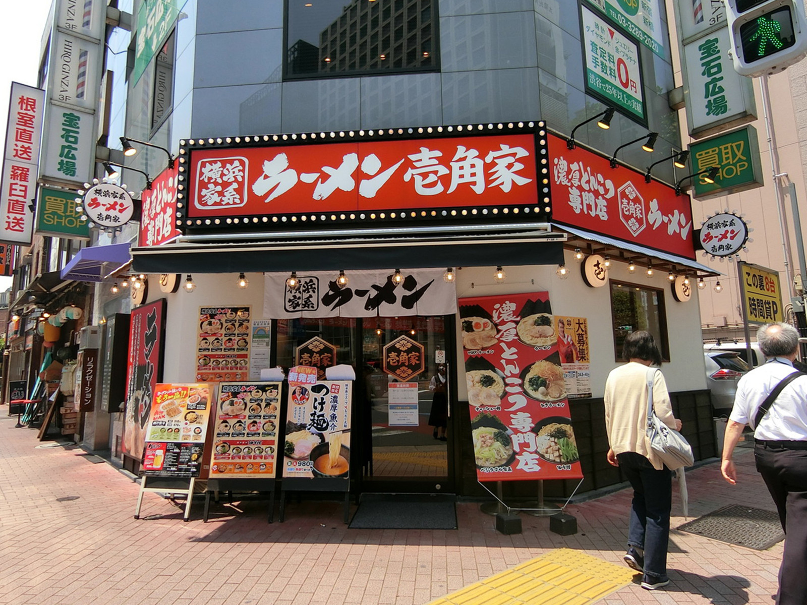周辺には飲食店が点在