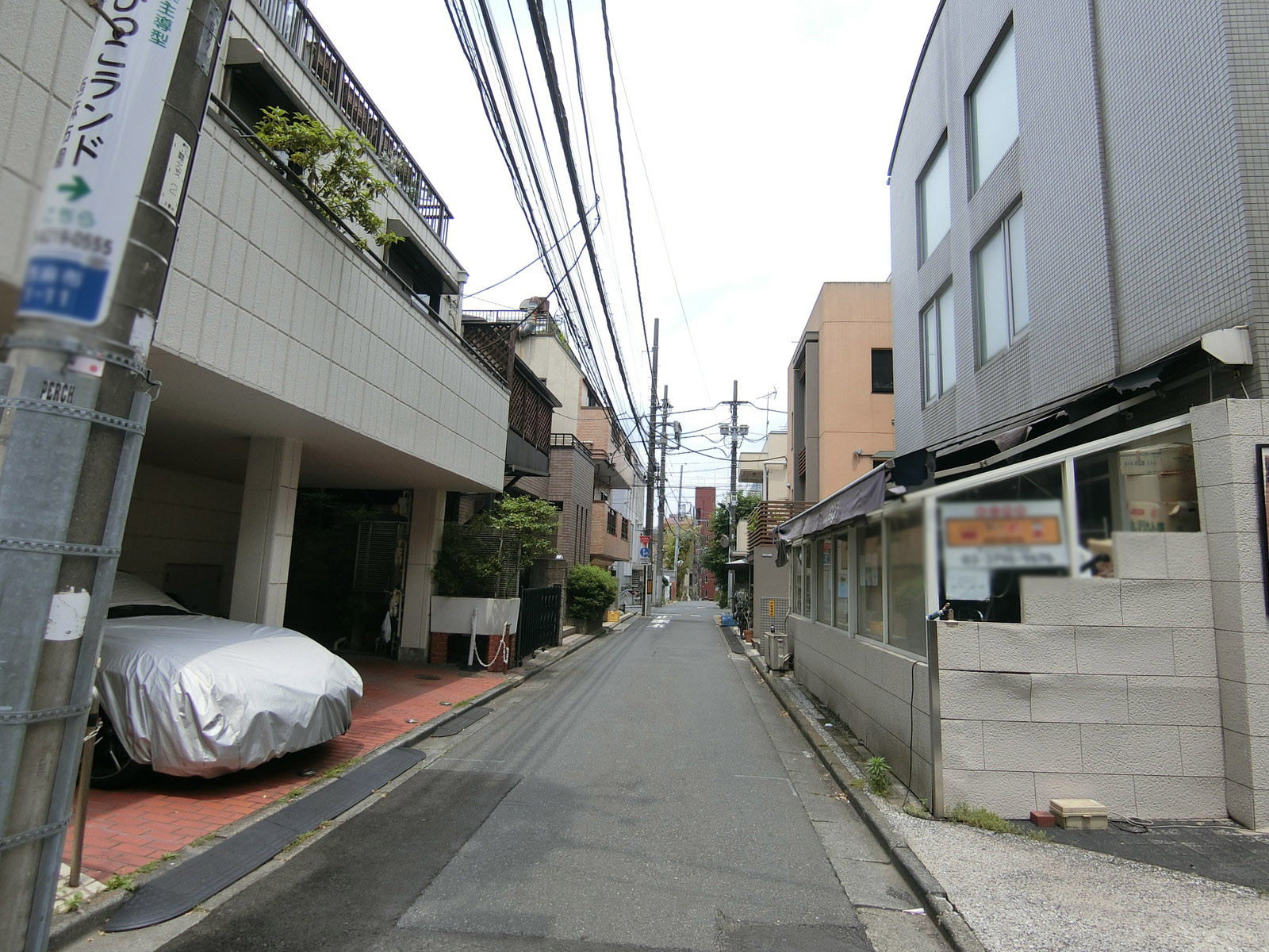 周辺は住居が多いエリア