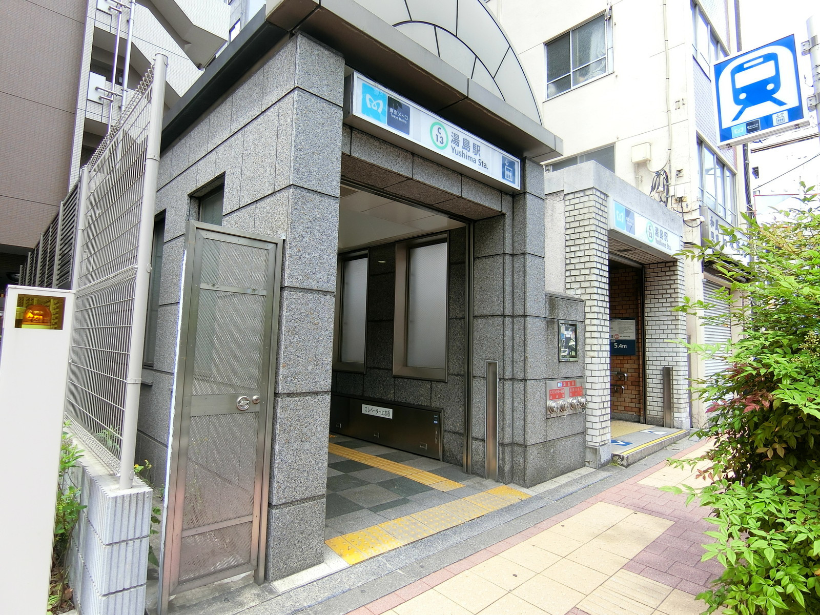 最寄りの「湯島駅」