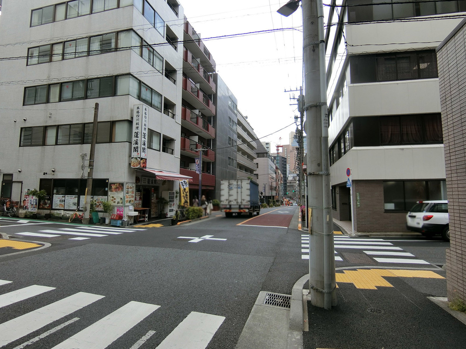 サンワイズビル前面の通り