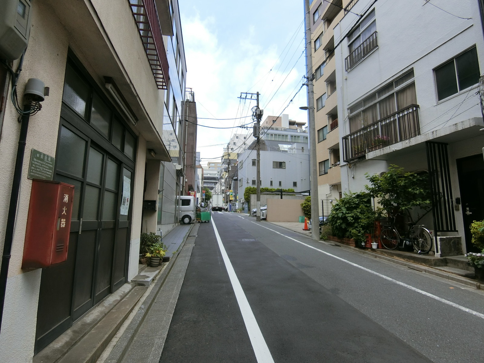 橋本ビル前面の通り