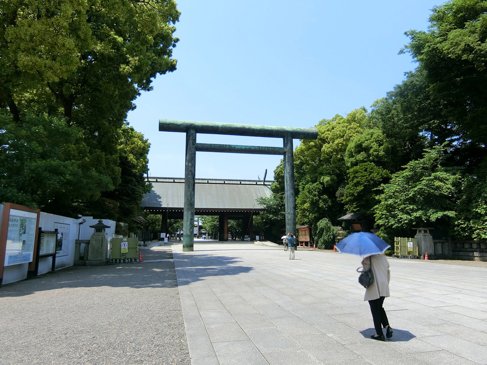 ビル前の靖国神社