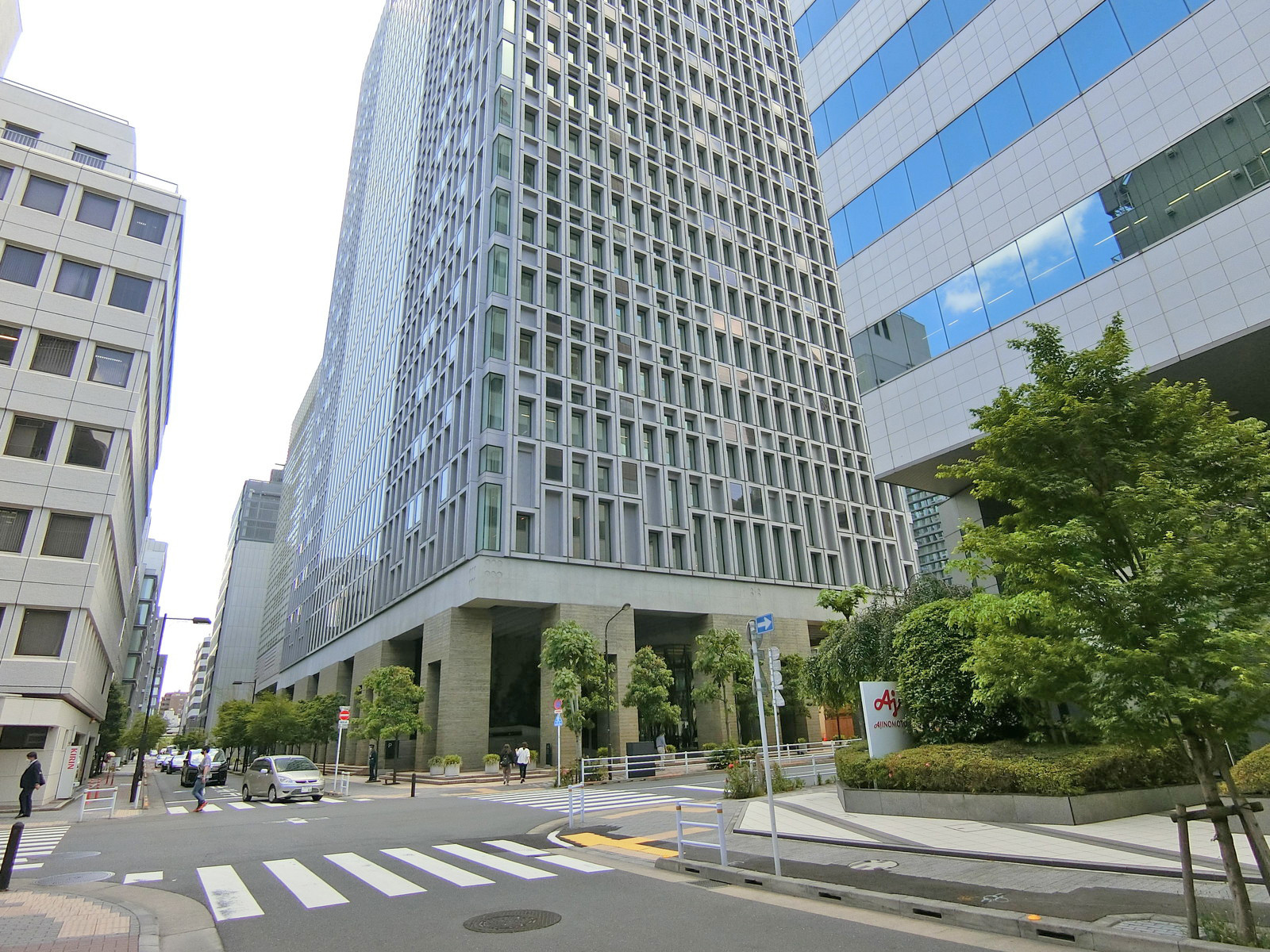 周辺はオフィスや店舗が多いエリア
