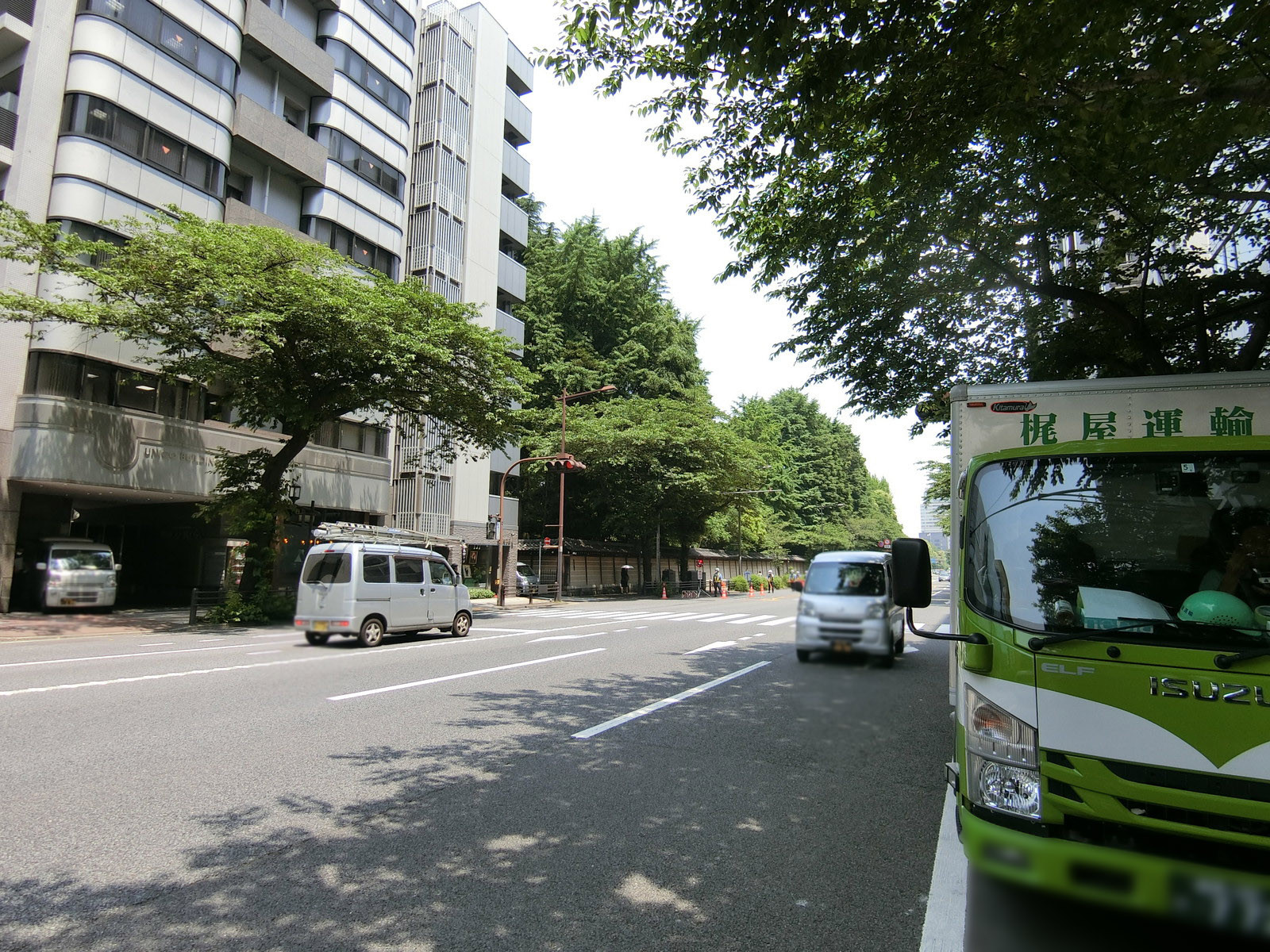 HF九段南ビルディング前面の靖国通り