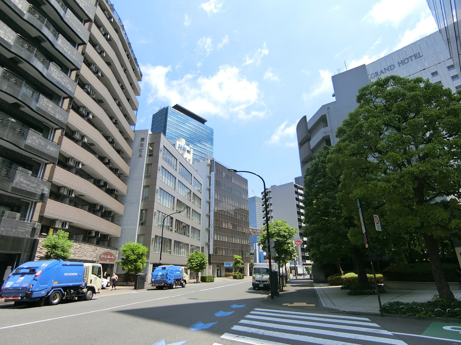 菱化ビル前面の通り