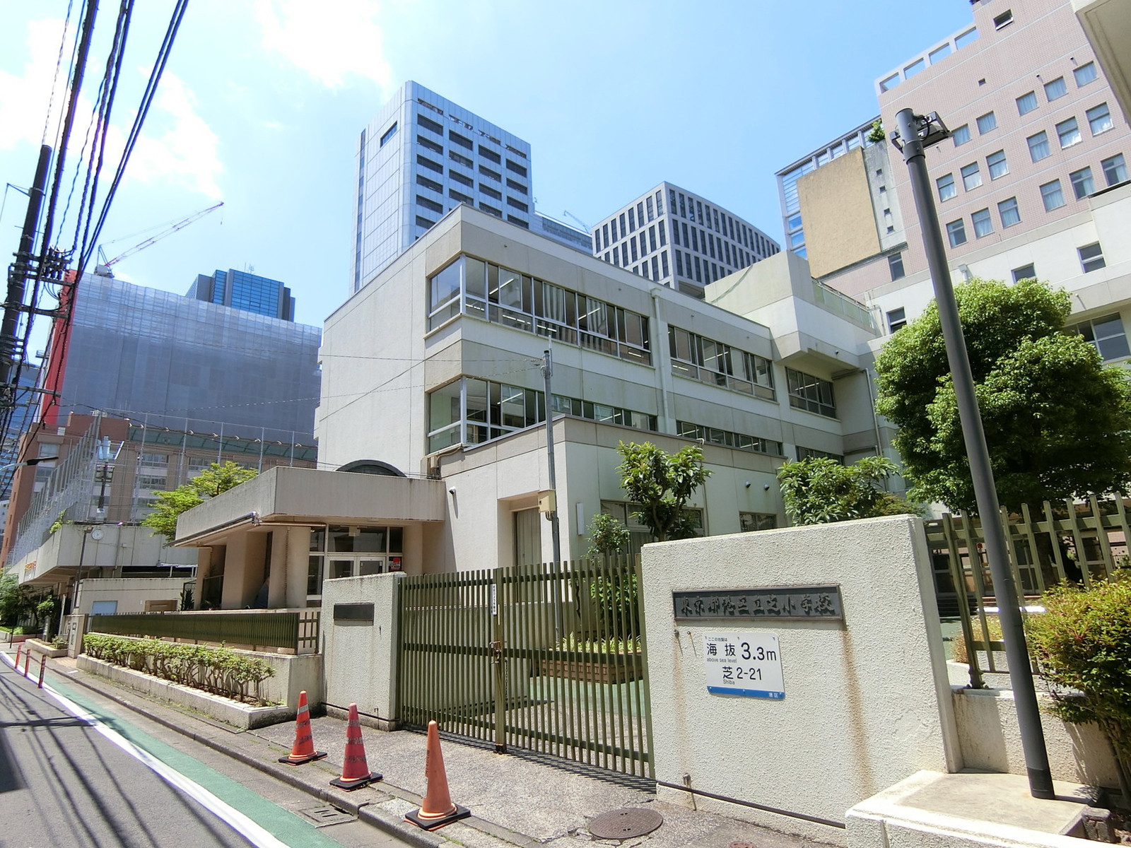 付近の港区立芝小学校