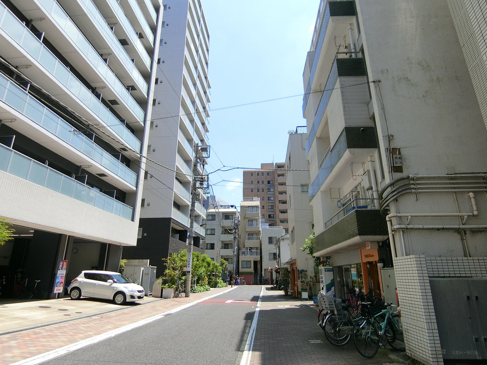 八弘マンション前面の通り